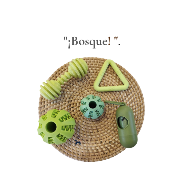 conjunto bosque de juguetes para perros guarda croquetas, cascabel, mordedera triangulo y porta bolsas de excrmento para perros Set Bosque